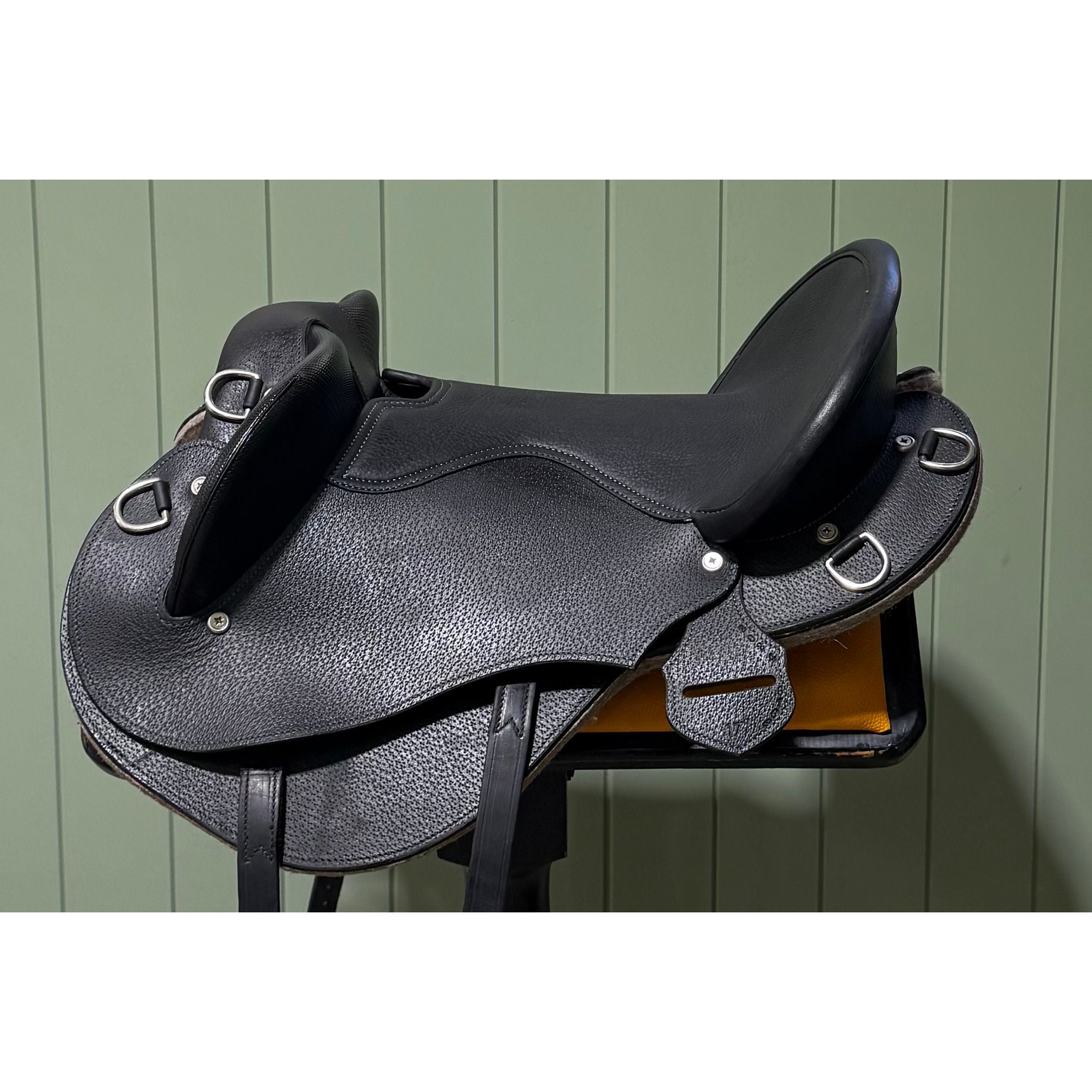 RELOCATION CLEARANCE StrideFree® Feathertop Endurance Saddle 17" black with slate grey stitching