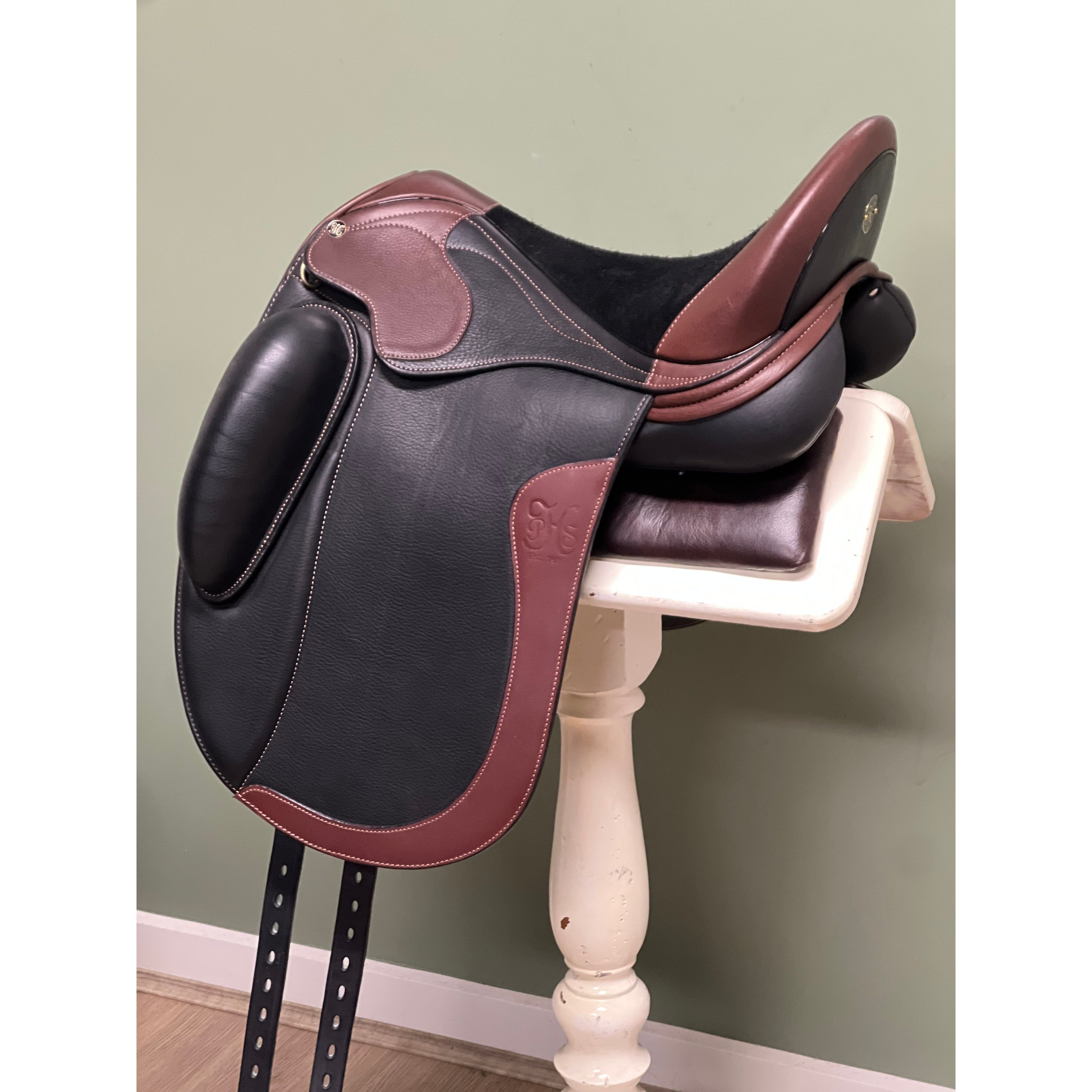 RELOCATION CLEARANCE StrideFree Elite Deluxe - 17.5" dressage saddle