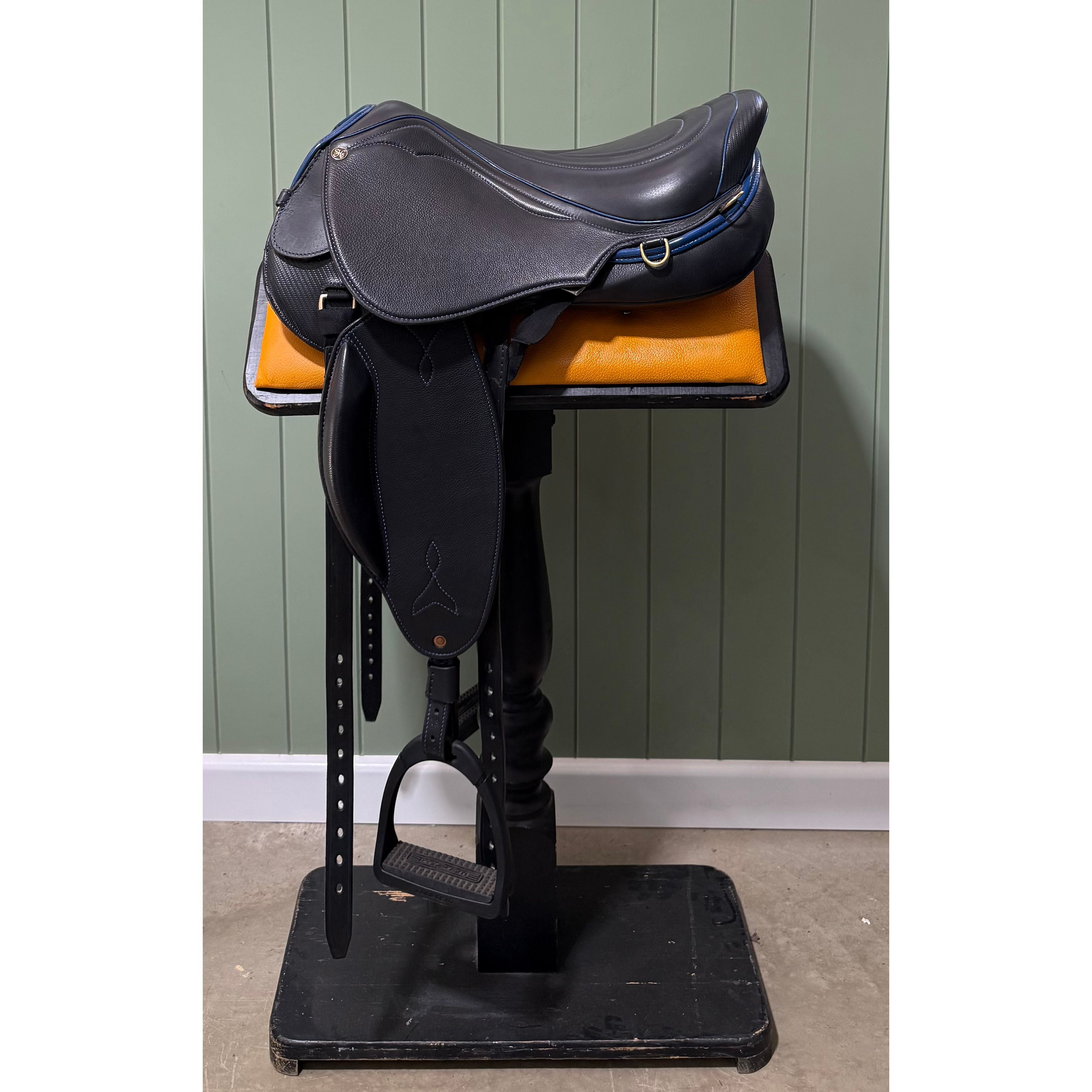 RELOCATION CLEARANCE StrideFree® SF Flyer 17.5” Black Prototype with Blue details